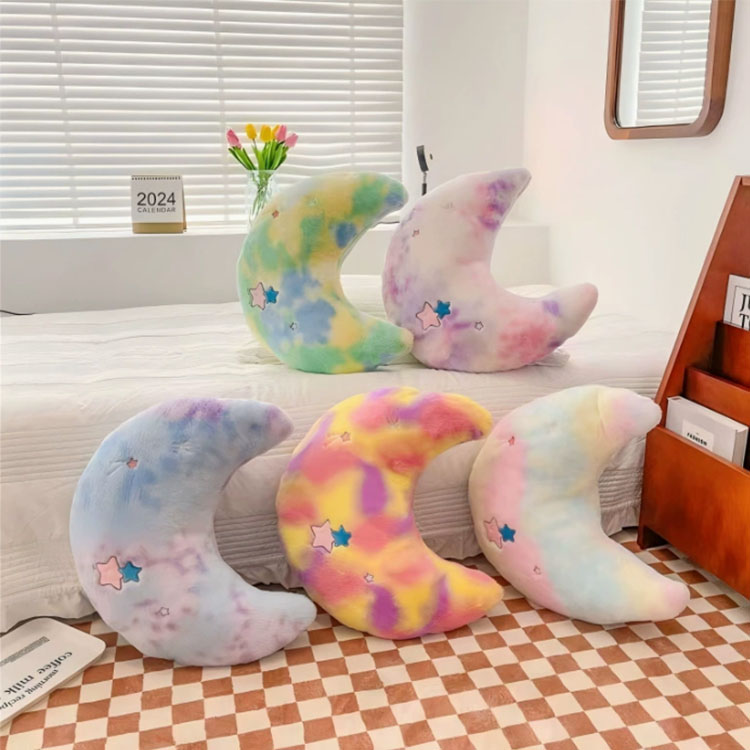 Очаровательная подушка в форме луны