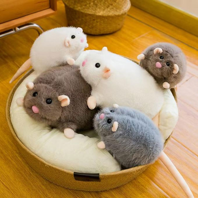 Необычная плюшевая игрушка-мышка